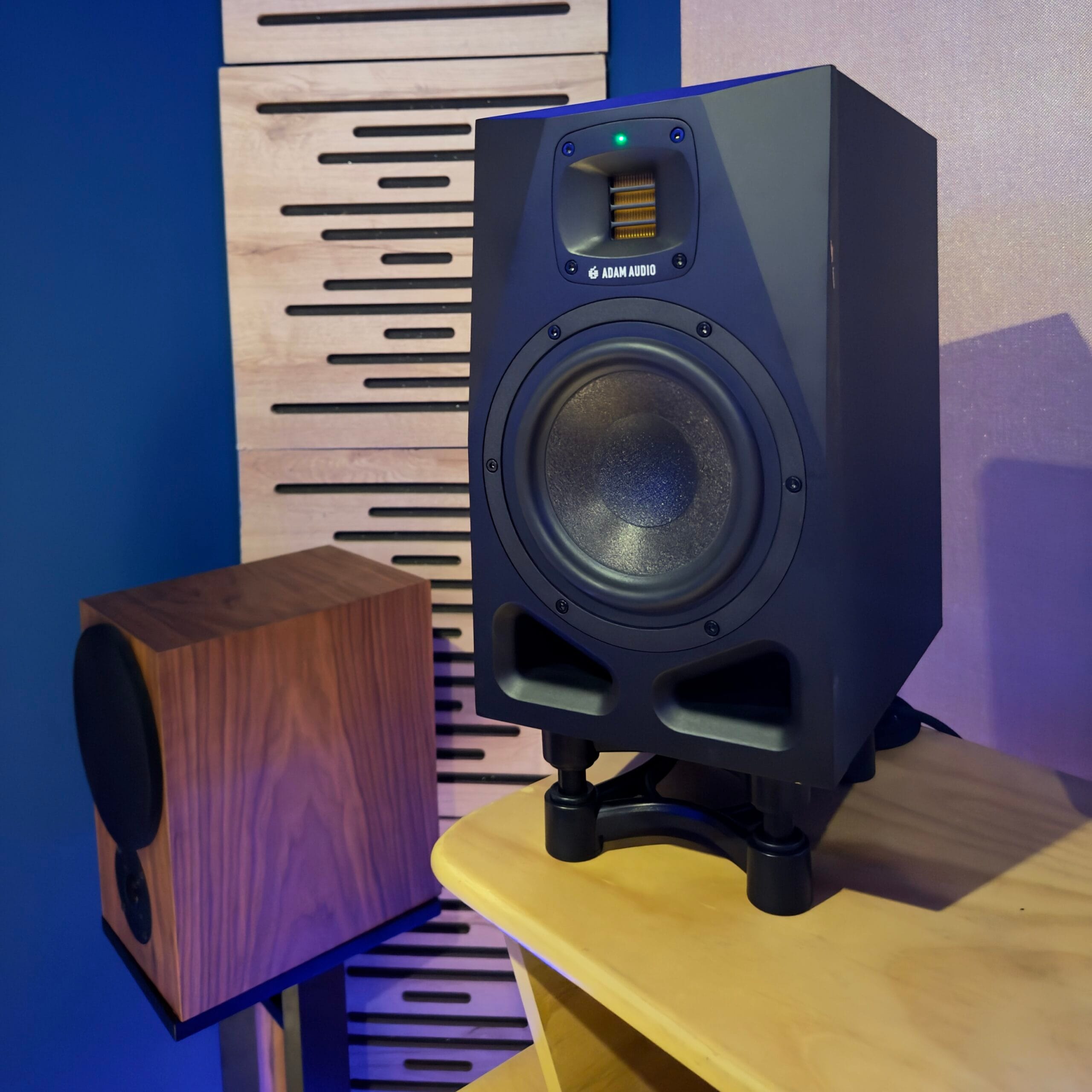 Monitoreo de alta fidelidad Adam Audio A7V para mezcla y escucha ppro.