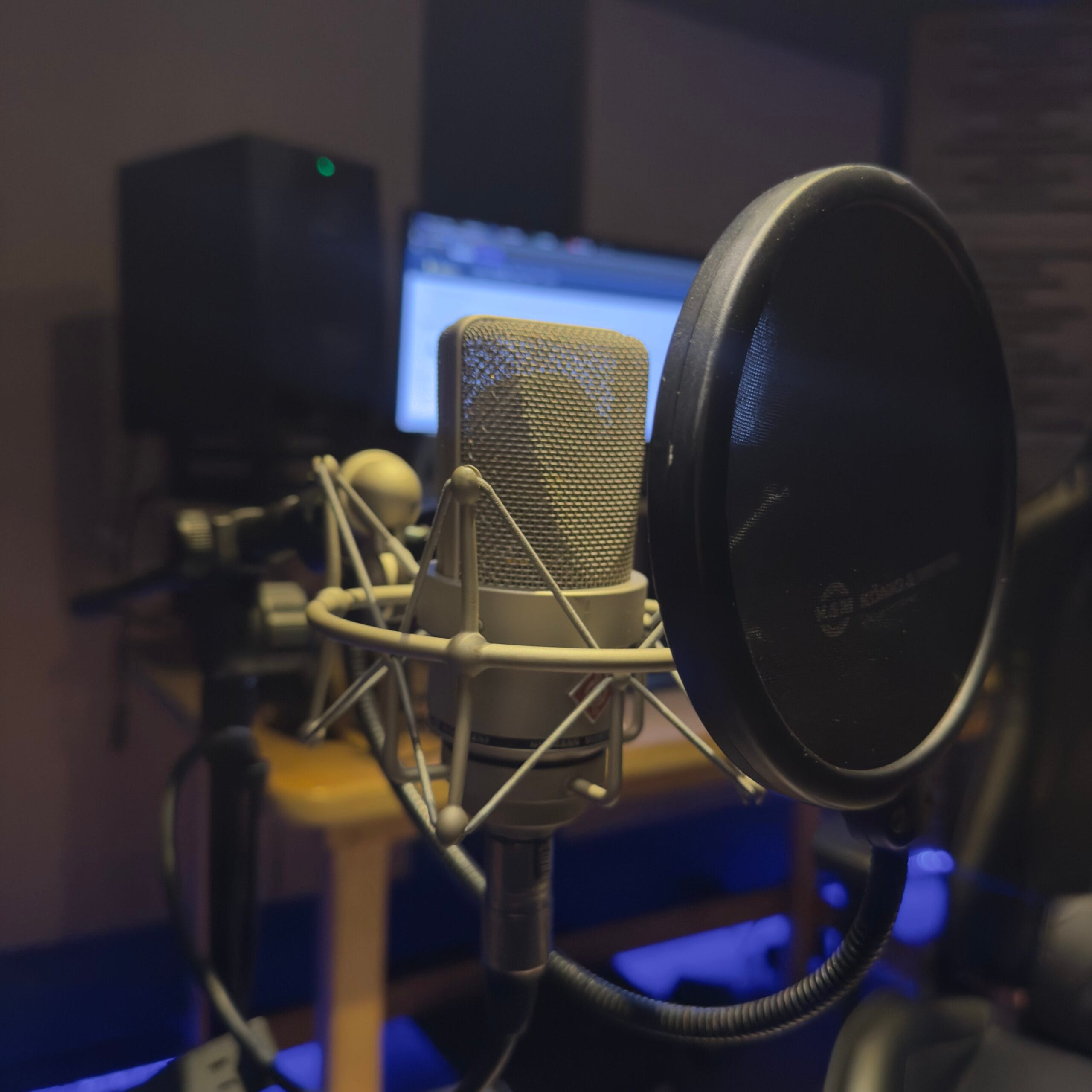 Grabación de voces profesionales con Neumann TLM 103 en Medellín.
